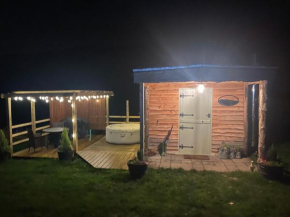 The original Sleeping Giant Lodge with hot tub & Alpacas